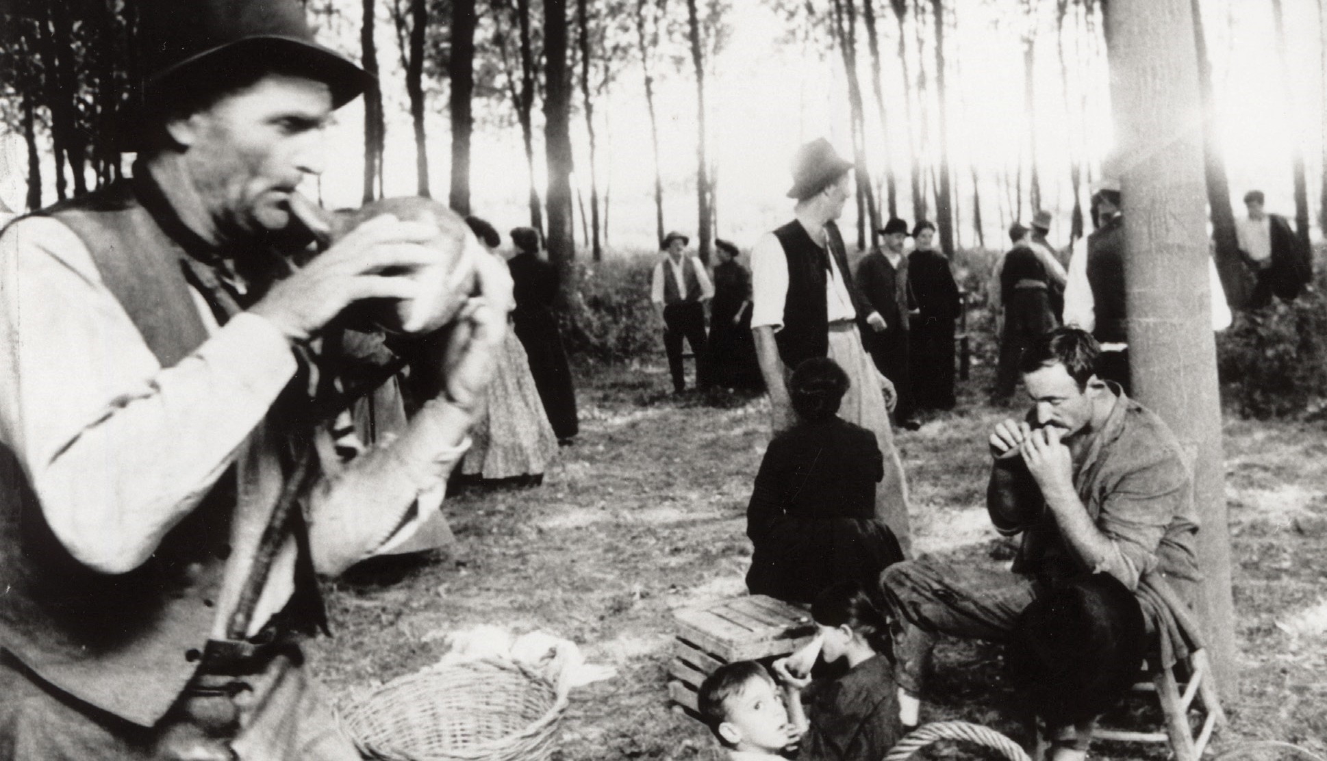 电影 “NOVECENTO” 一场景中 BERNARDO BERTOLUCCI  吹奏陶笛的照片(1976).jpg